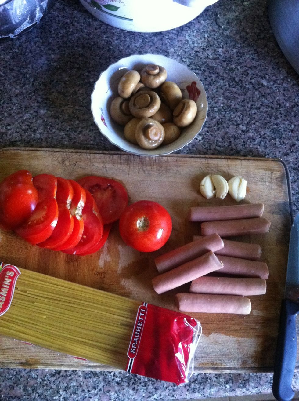 Pasta,2-3 tomato,Garlic,and mushroom, salt an paper Forget the hotdog its for another thing.