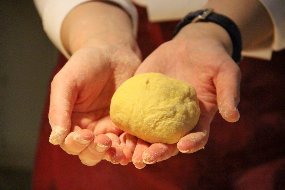 Pasta is ready when squeezing the dough in your hand, opening it, the dough falls out. If it sticks add pinces of flour till you get the right consitency.