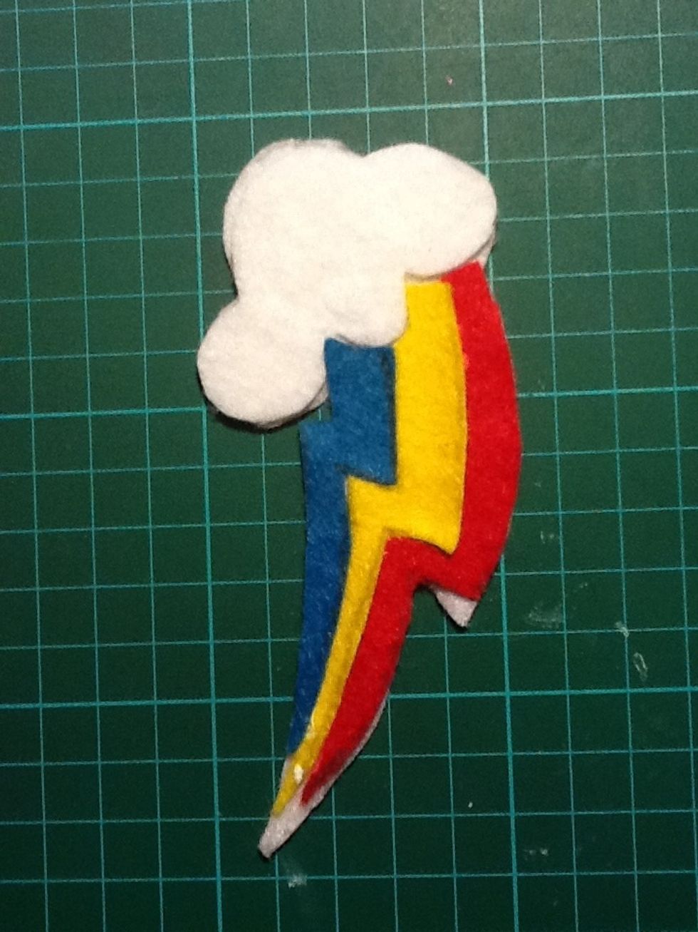 -Paste the parts in a white cutie mark  -Lo pegamos en la base de nuestra Cutie Mark