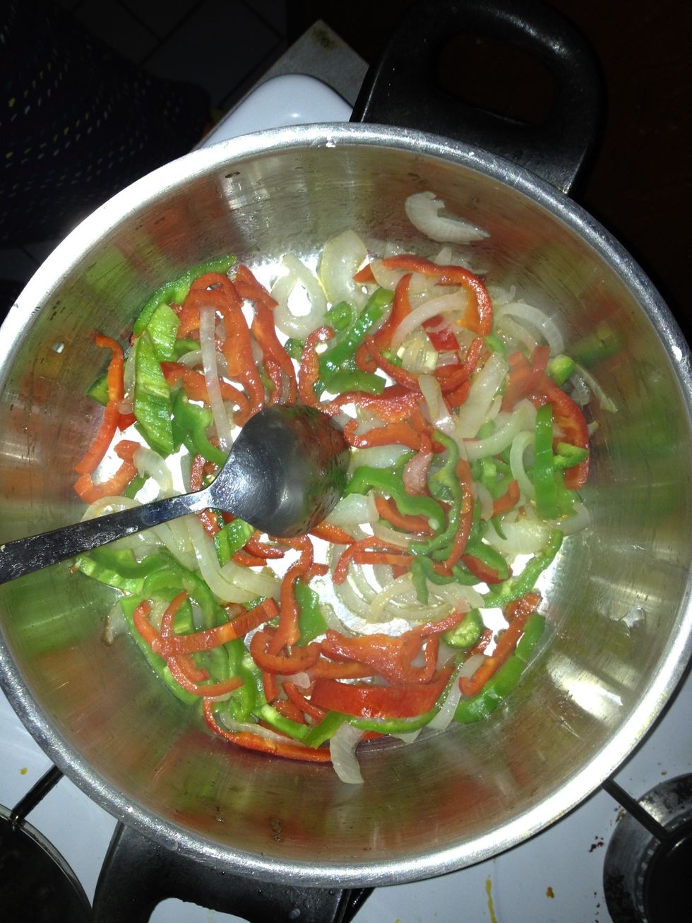 Patatesler k\u0131zar\u0131rken ayr\u0131 bir tencerede so\u011fanlar ve biberler kavrulur...