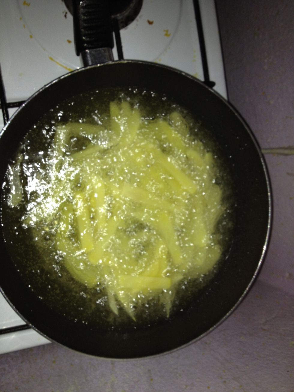 Patatesler s\u0131v\u0131 ya\u011fda k\u0131zart\u0131l\u0131r...