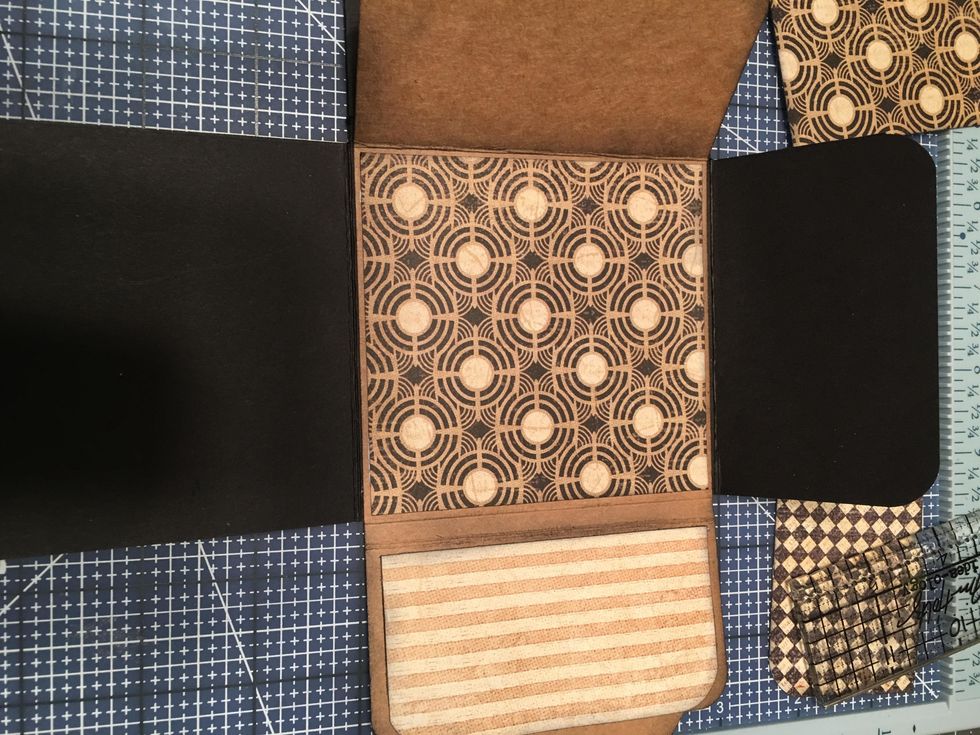 Pattern the inside center section as shown in this photo on to the kraft tag.