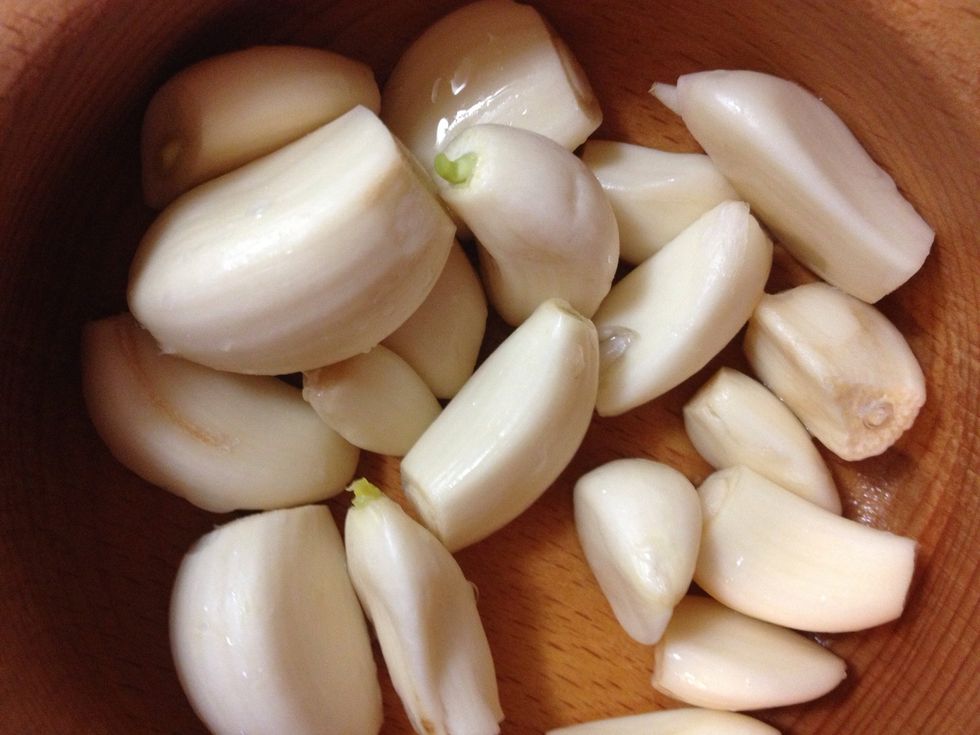 Peal 2 heads of garlic