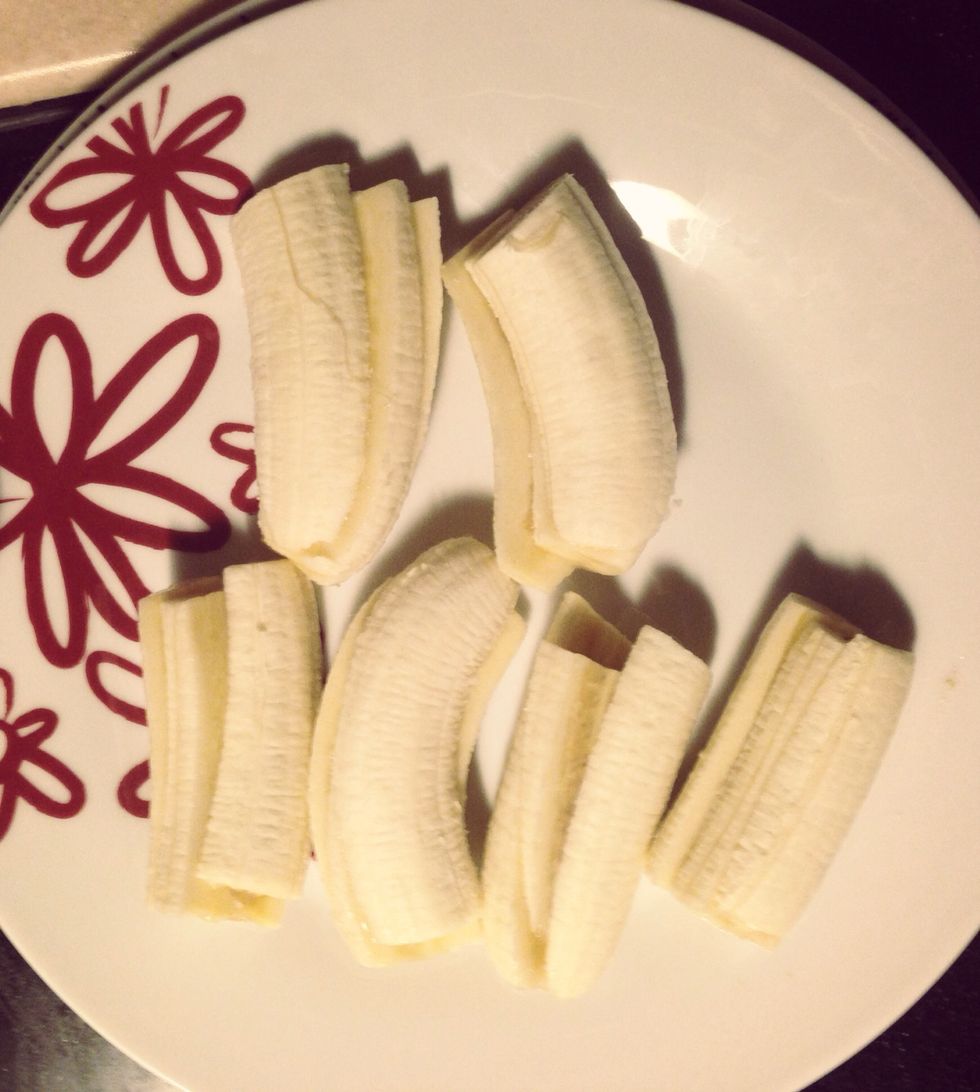 Peal and cut the 3 bananas in 3 parts