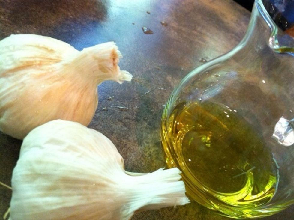 Peel 2 heads of garlic.