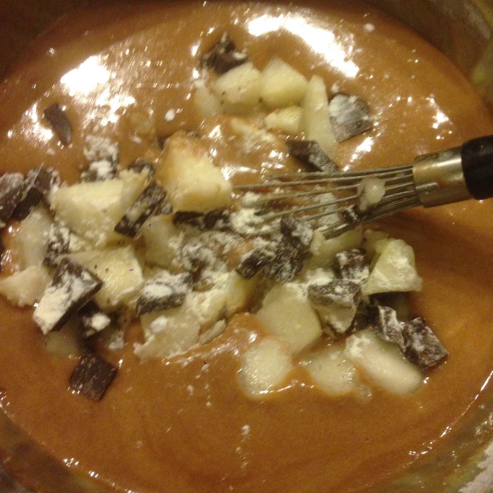 Peel and cut pear in cube, sprinkle with flour, mix with the preparation and chocolate chunks.  Cast in a cake baking pan and place in oven 30-60min.