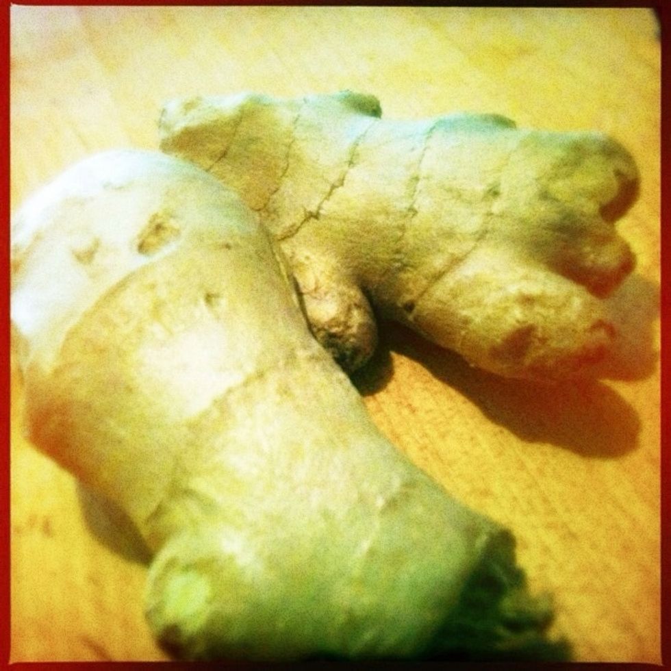 Peel and slice ginger.