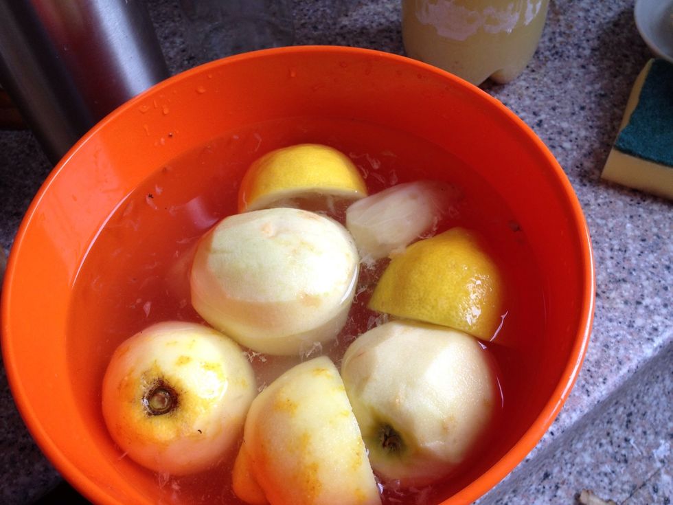 Peel apple and Jerusalem artichoke. Put them in water with som lemons or add some vinegar to the water, to keep them from discolouring.