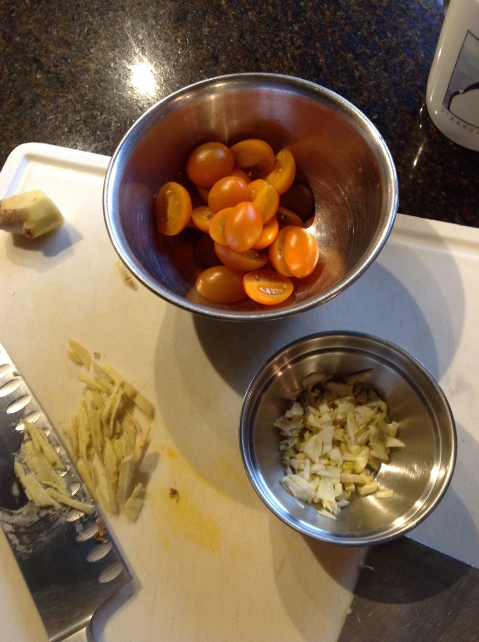 Peel & cut cherry tomatoes in quarters. Peel & slice garlic cloves and fresh ginger set everything aside