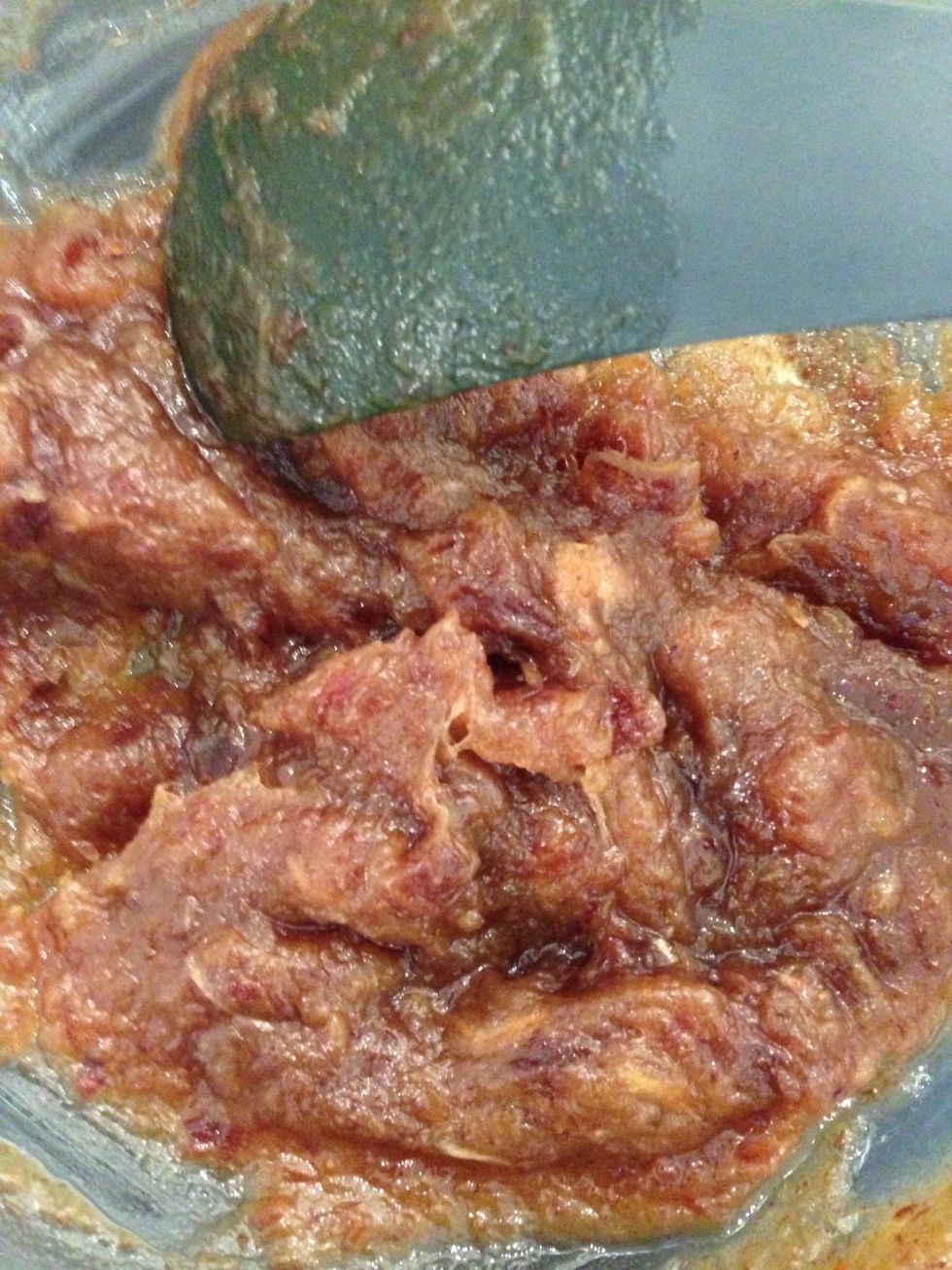 Peel dates around 16-18 pieces . Put in boiling water 1 min. they will peel easily. Put 400 g in 180 g boiling water + 2Tsp baking soda. They will dissolve easily. Reduce to a paste using a fork??