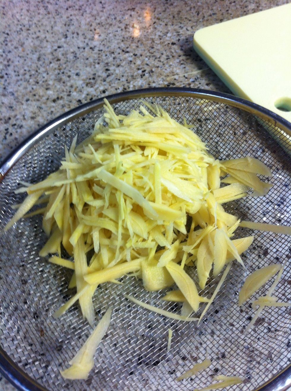 peel ginger and shred it.  \u751f\u59dc\u306f\u76ae\u3092\u5265\u3044\u3066\u5343\u5207\u308a\u306b\u3057\u307e\u3059\u3002