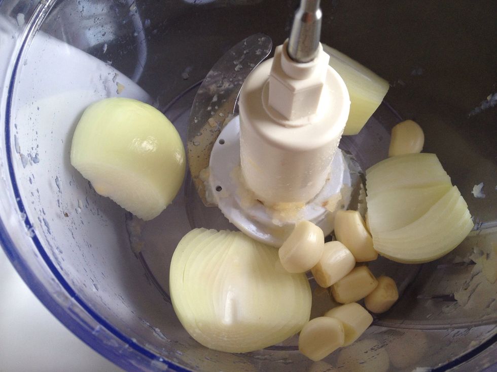Peel n slice n half 2 onions add a whole bulb of peeled garlic then blend till all pieces are broken up