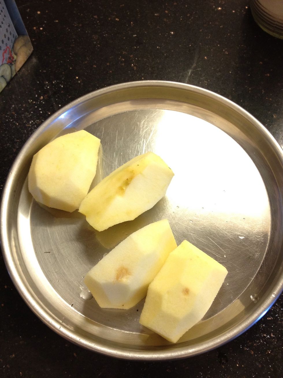 Peel of the skin of the apples. Now shred.