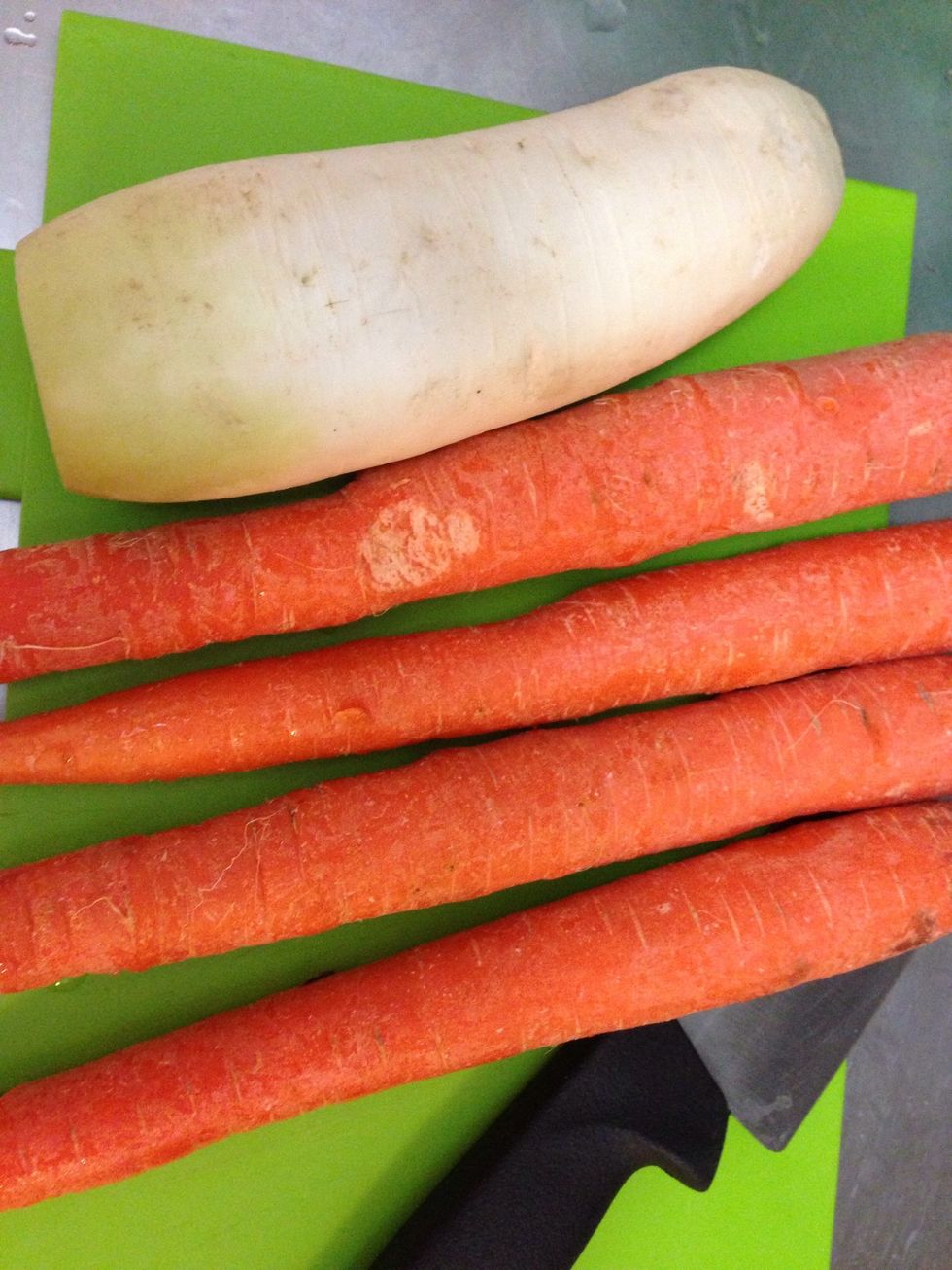 Peel off carrot and daikon skin