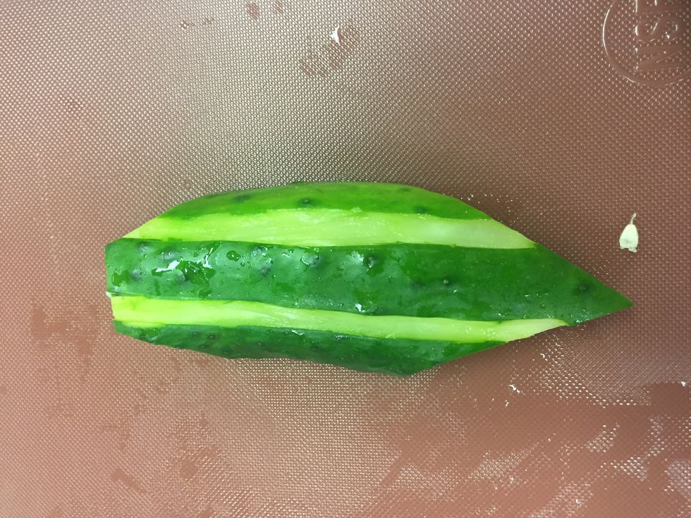 Peel off parts of the skin left to right of the parallel lines. The ending result should look like this.