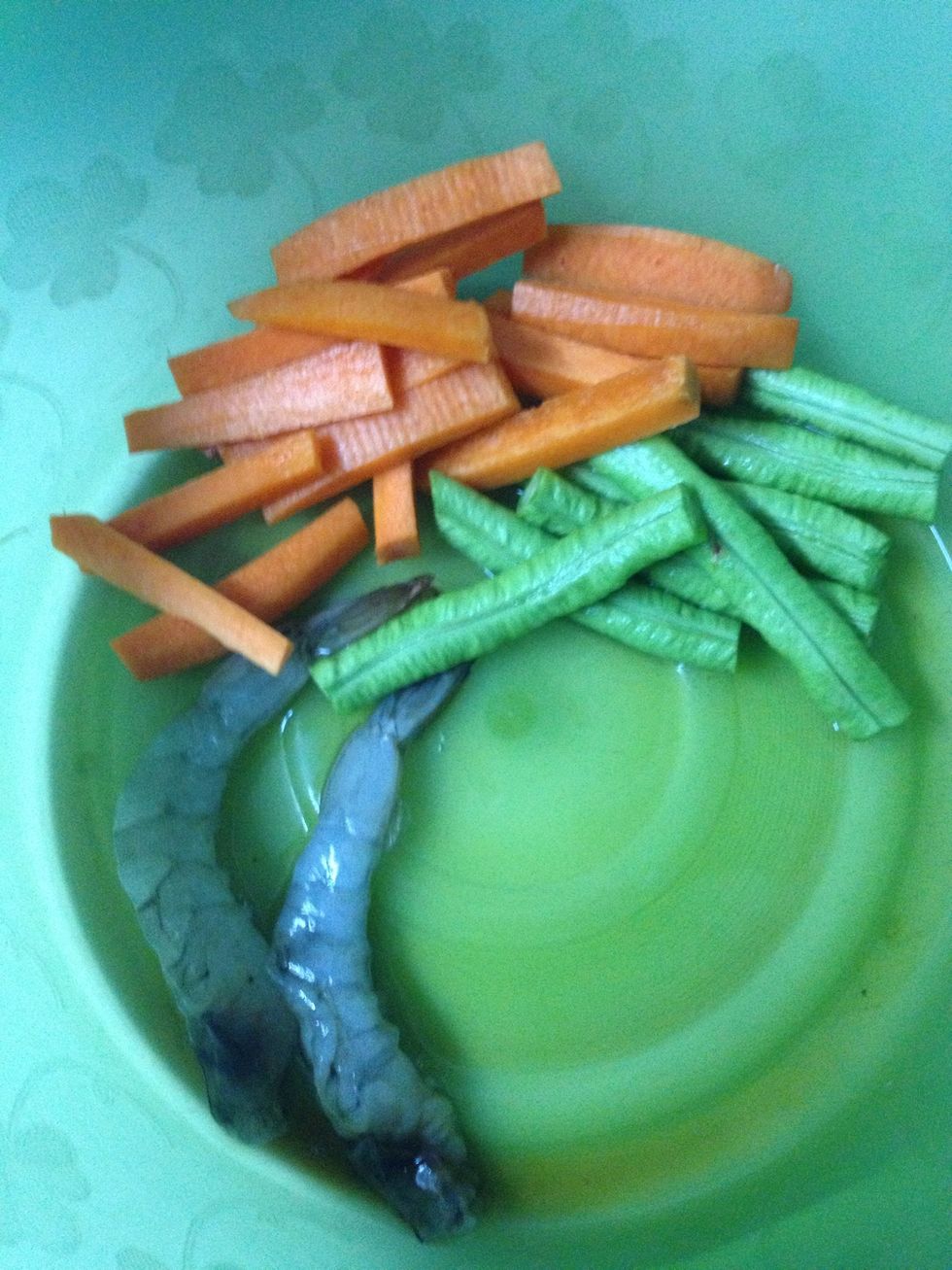 Peel shrimp shell. Clean shrimp and vegetable