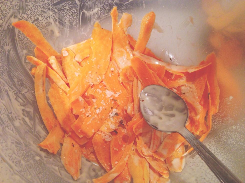 Peel sweet potato with mandoline and mix a pinch of garlic sea salt and 1 tablespoon fry light together with the potato in a bowl.