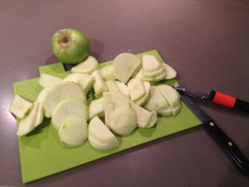 Peel the apples, cut into pieces 1/2 cm thick, discard the apple cores