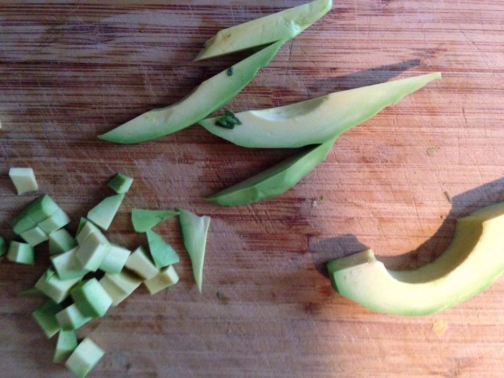 Peel the avocados and cut them in pieces.