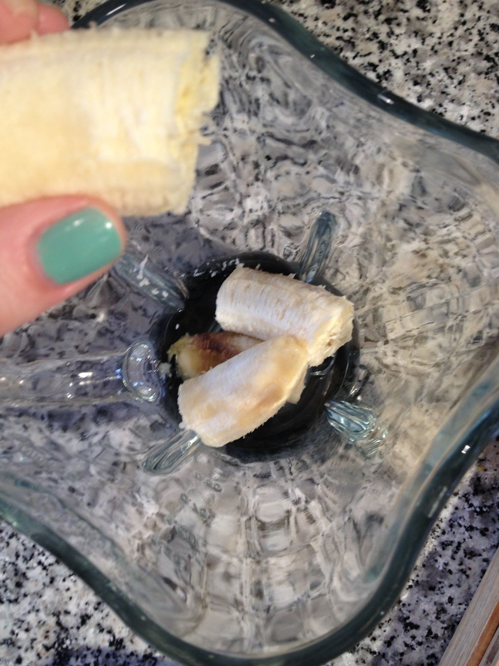 Peel the banana and put it in the blender by breaking it into smaller chunks