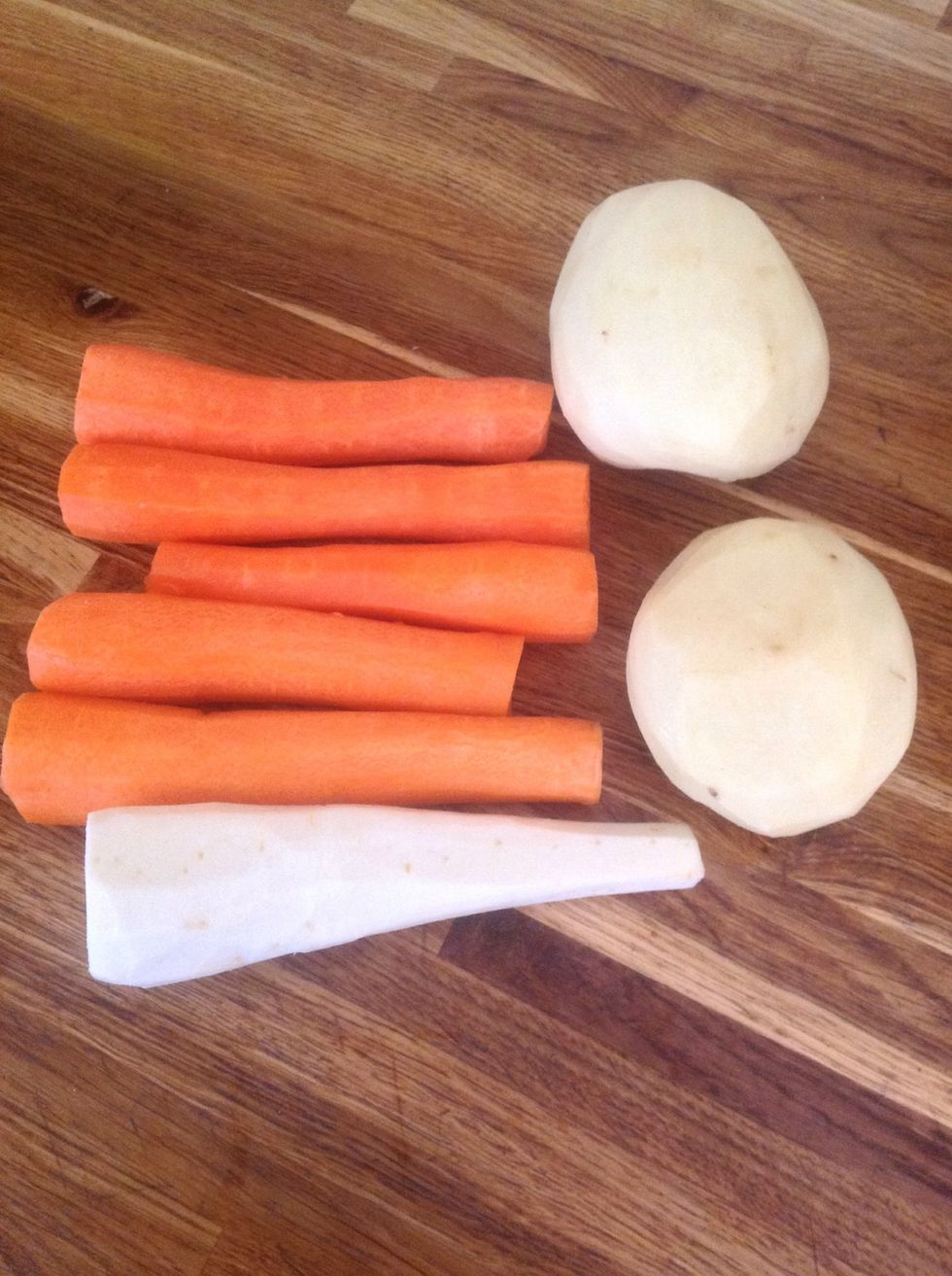 Peel the carrots, parsnip and potatos.