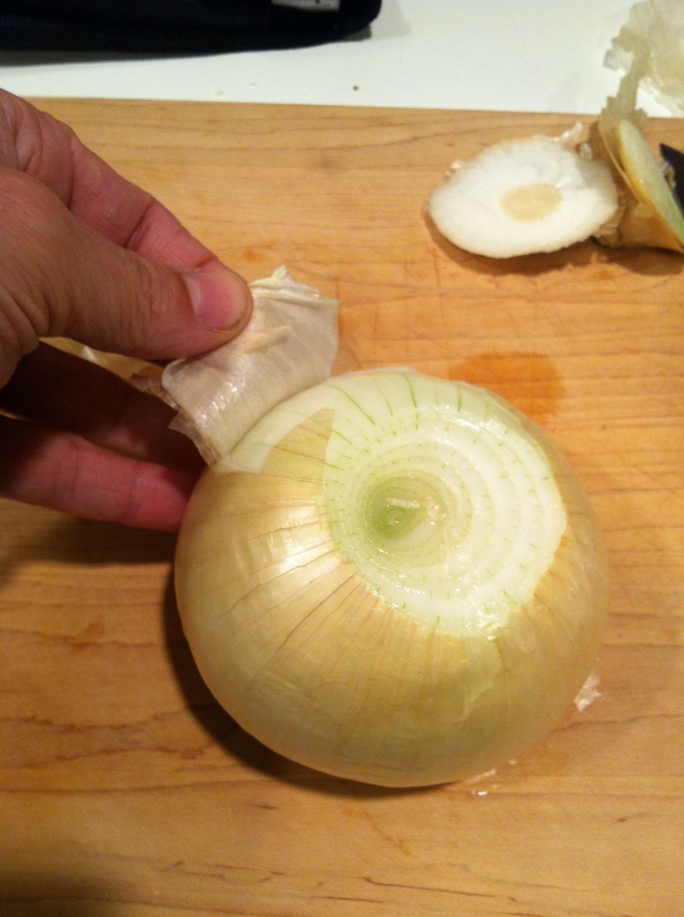 Peel the dry skin & green outer layer.