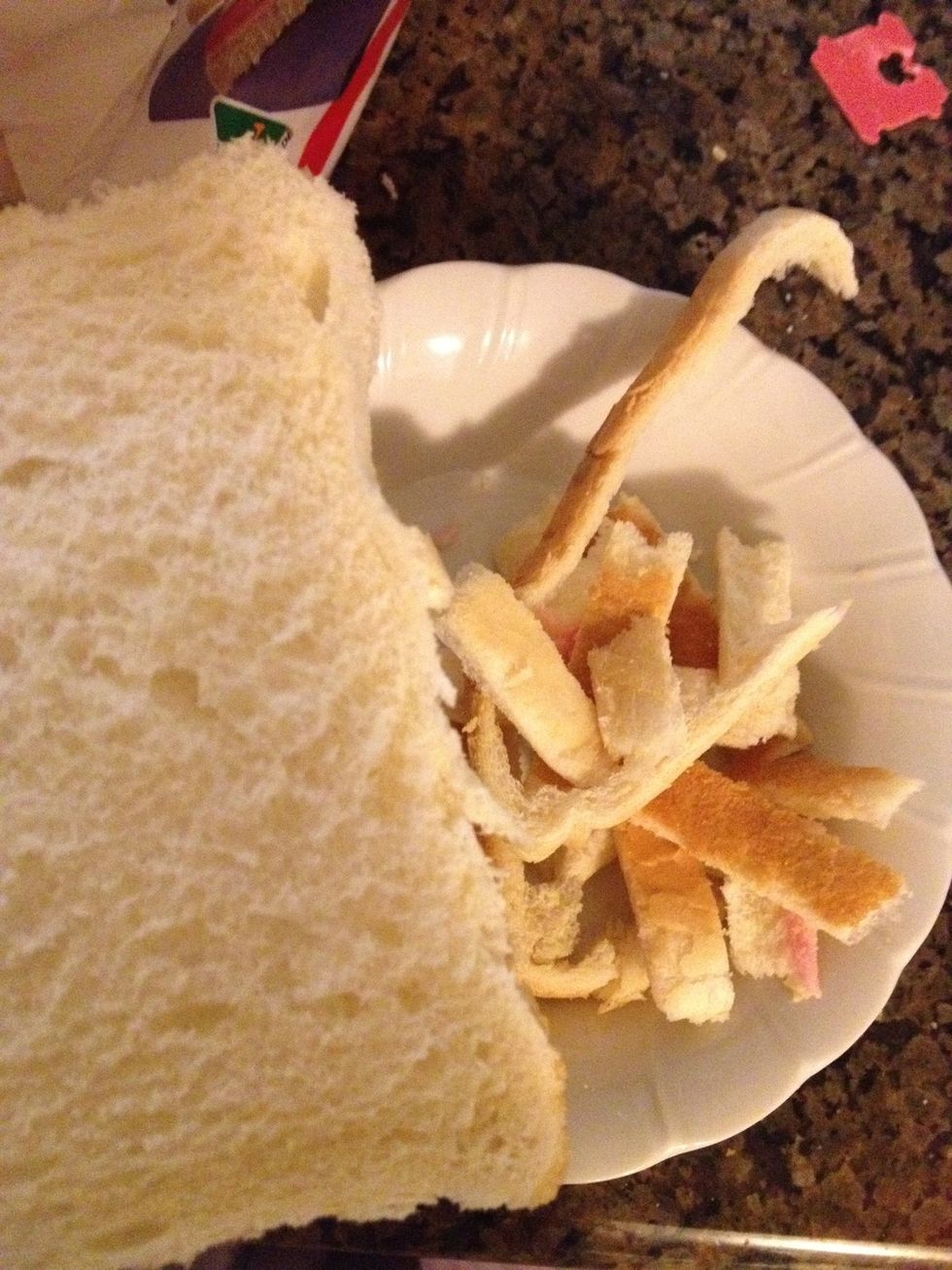 Peel the edge of the bread and give it some water