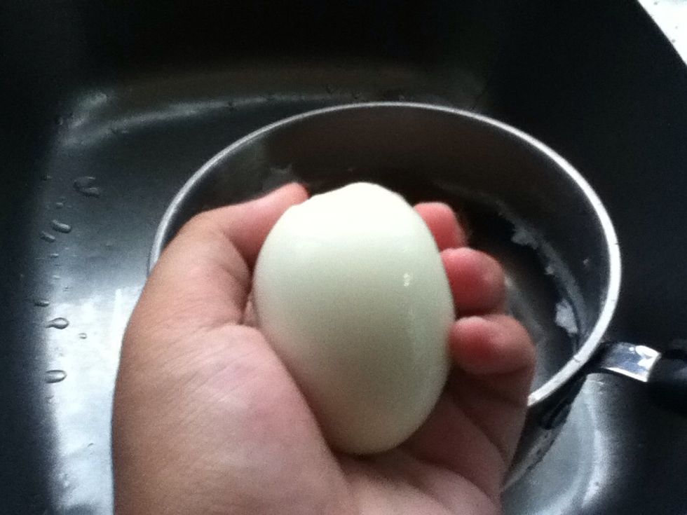 Peel the egg and roughly mince them