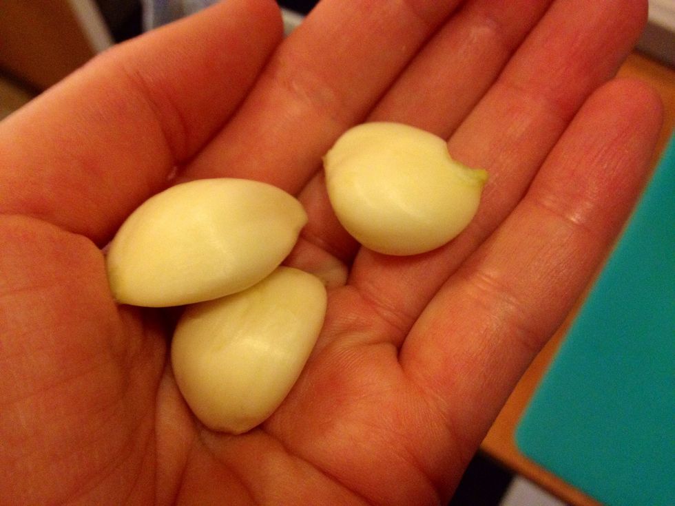 Peel the garlic and grate it.