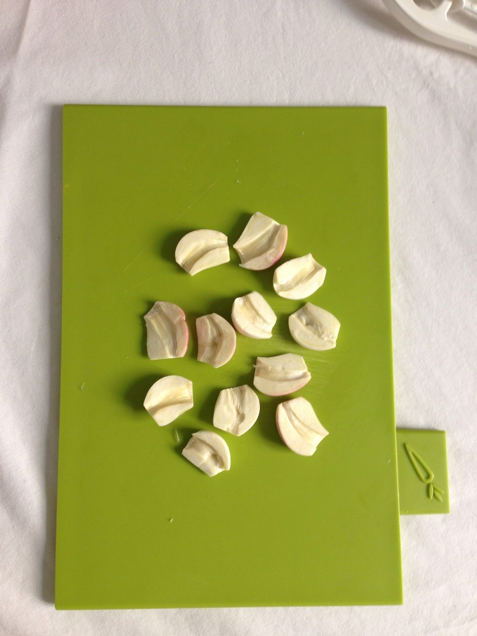 Peel the garlic and remove the inside (don't name the name in English). Anyway it is believed to be responsible for bloating