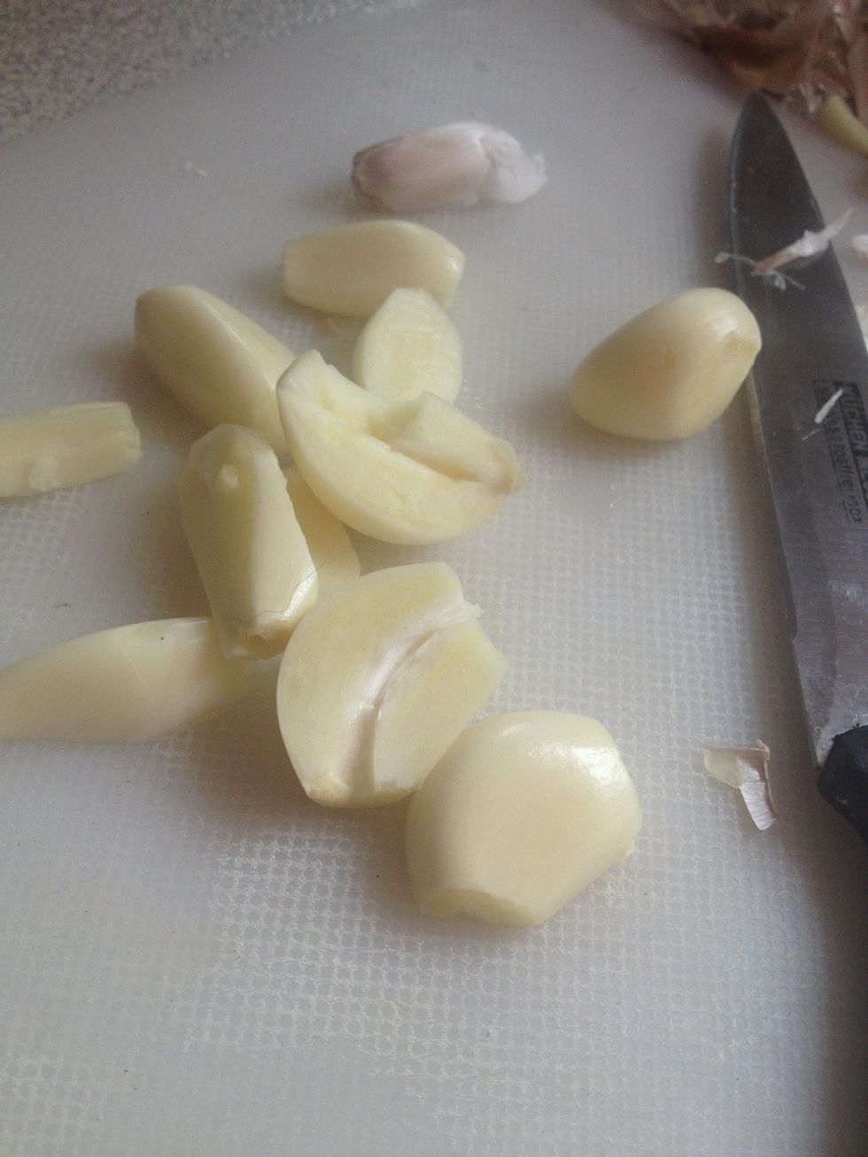 Peel the garlic and remove the root inside, then dice it. I'm using 7