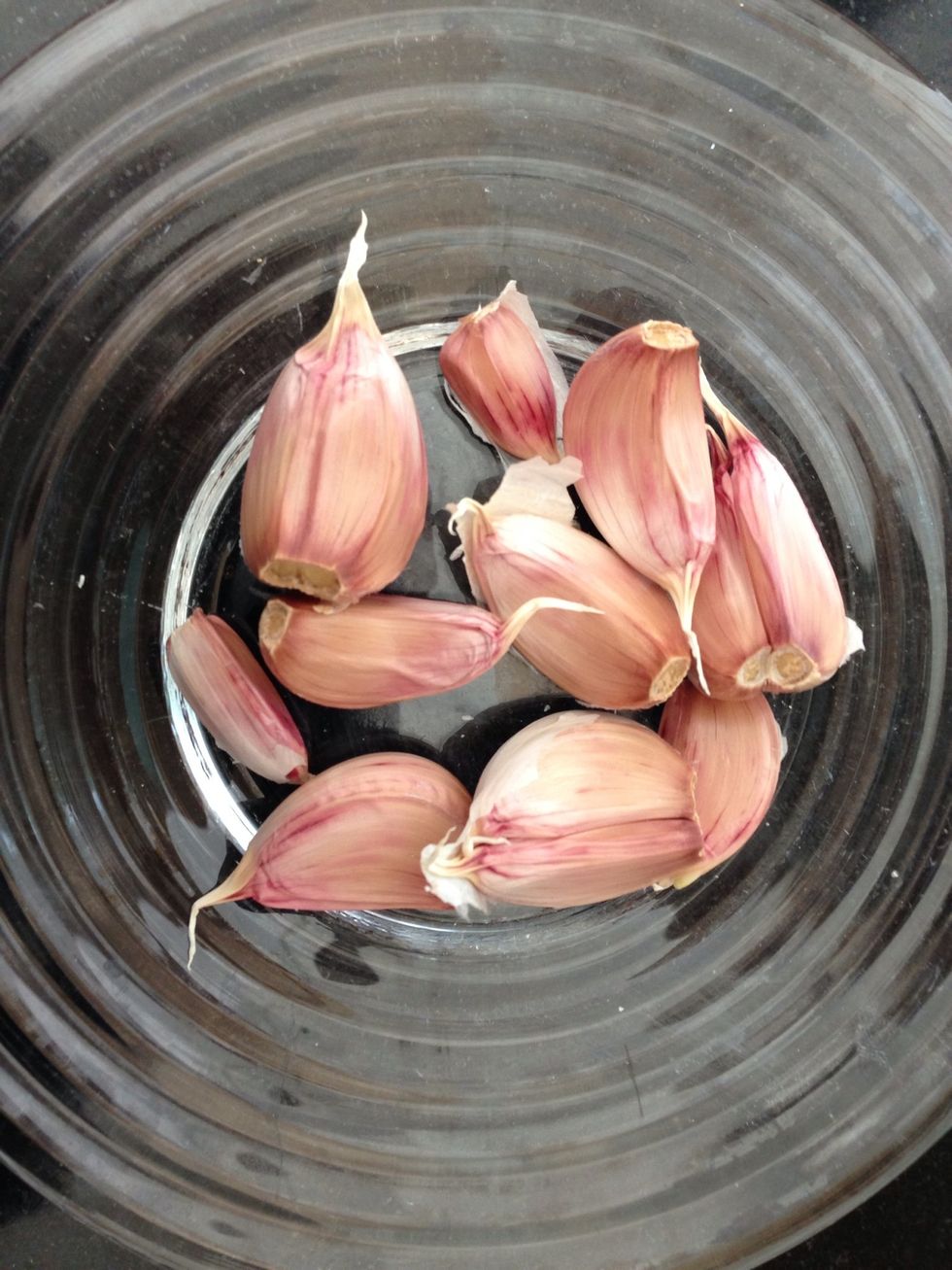 Peel the garlic. This will be added whole in the cooking sauce