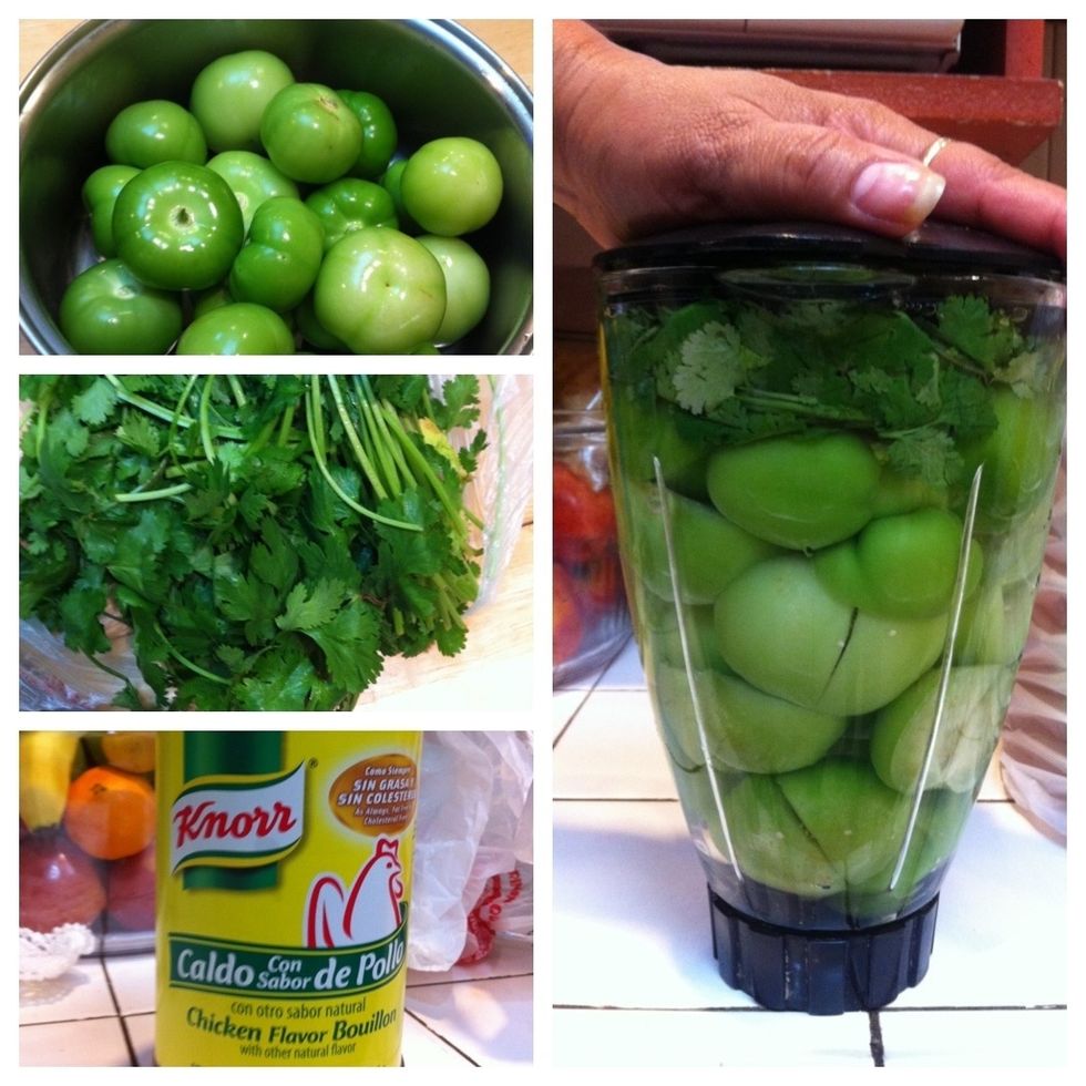 Peel the green tomatoes; cut them in half. Add the halves, the cilantro and the chicken bouillon I blender. Fill it with water until everything is completely covered. Blend well.