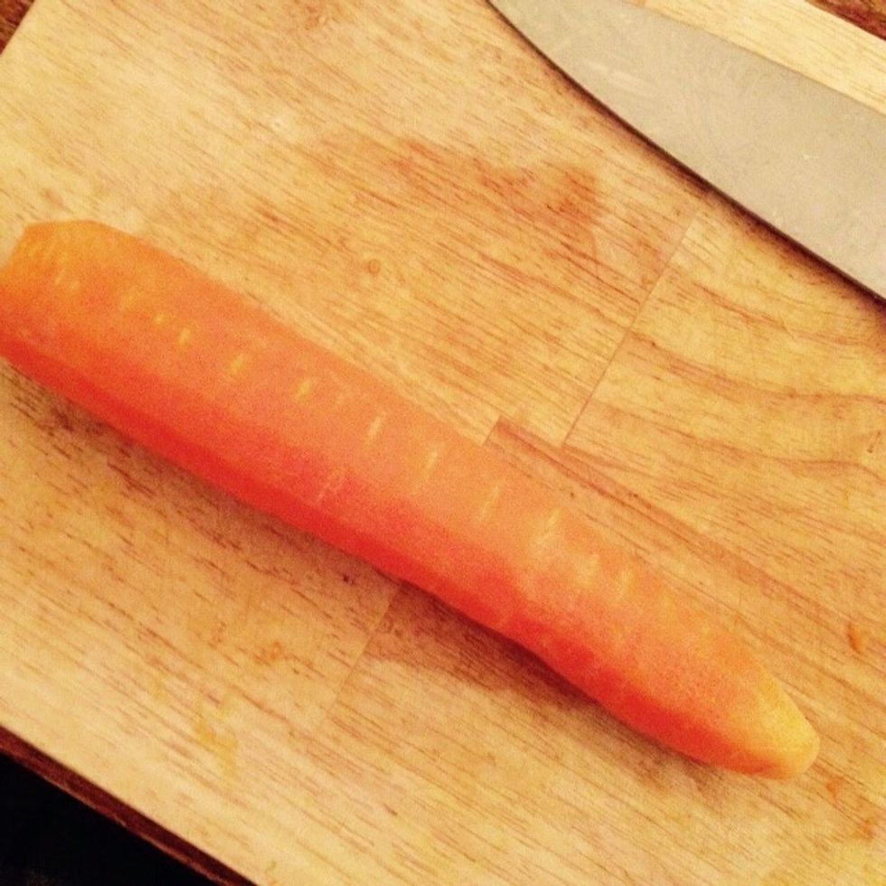 Peel the large carrot