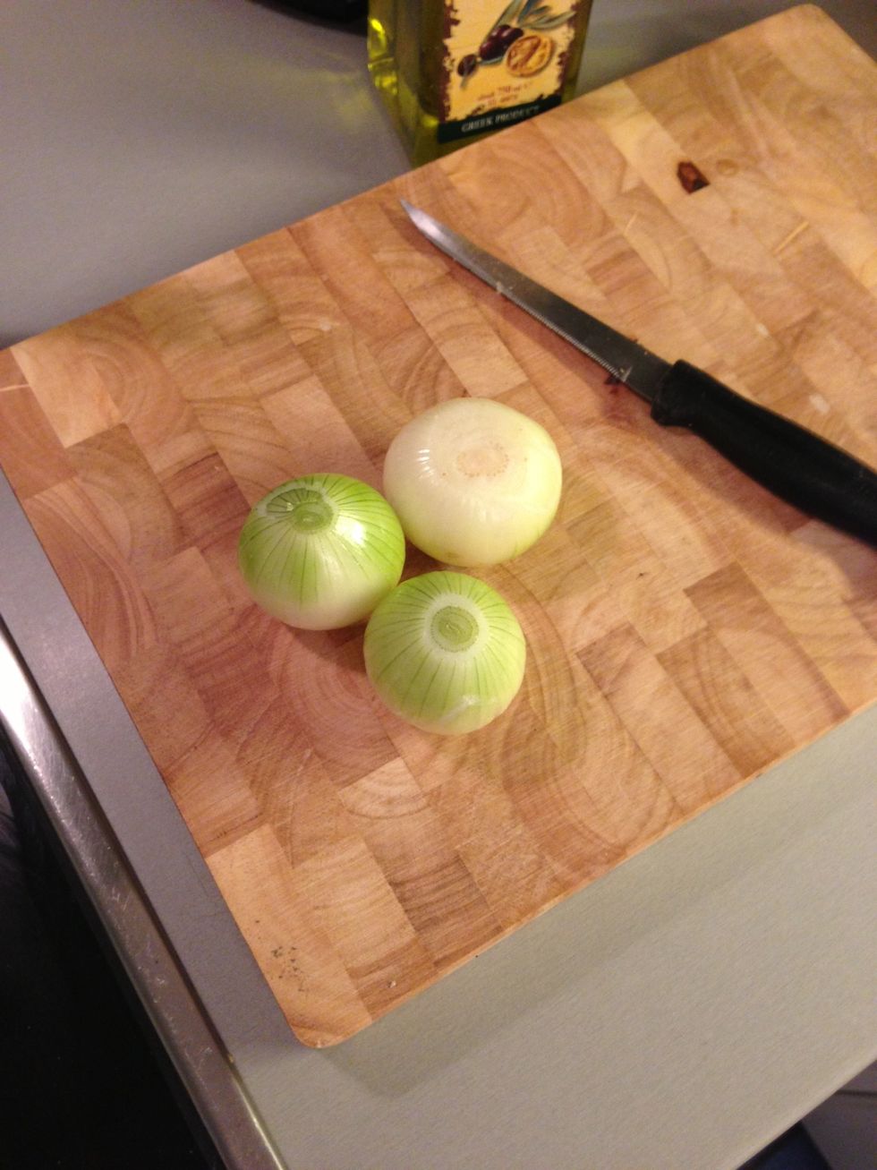 Peel the large onion (or 3 small onions) and thinly slice.   The best way is to half the onion (pole-pole) and work your way from side to side).
