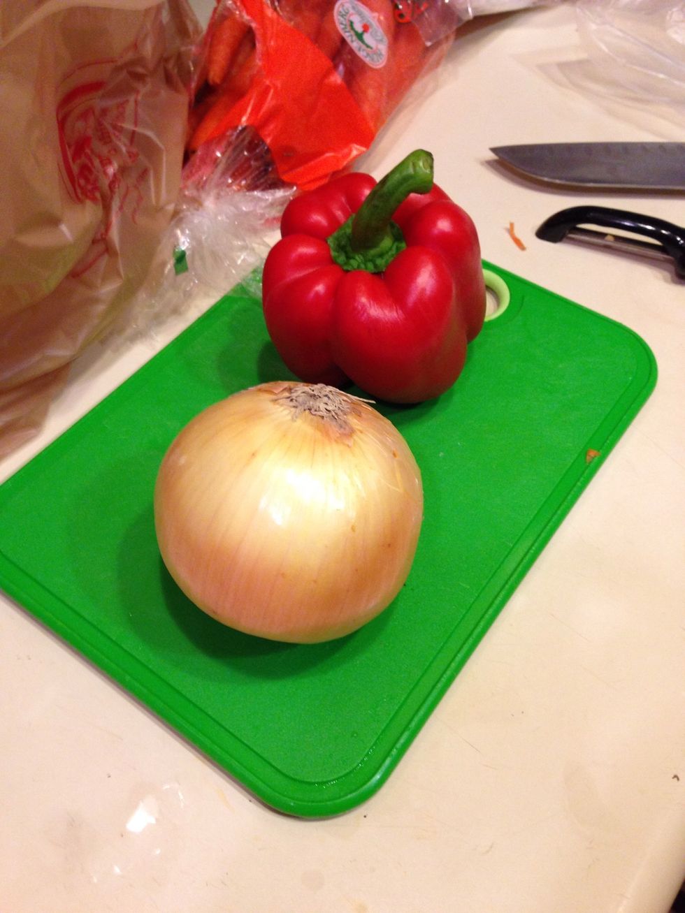 Peel the onion and cut in half. Then cut of the top of the bell pepper and take out the seeds, cut it in half and place booth the onion and bell pepper in the stock pot.