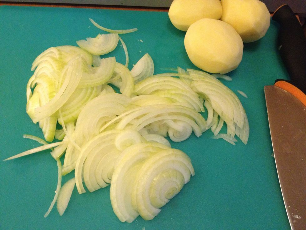 Peel the onions and slice them thin.