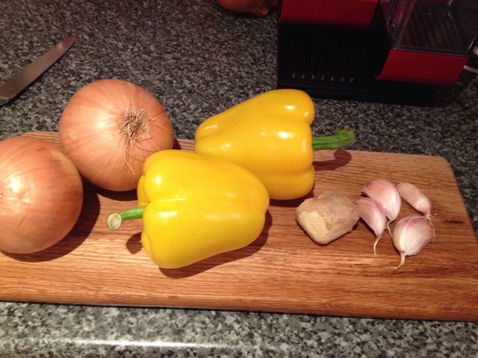 Peel the onions, garlic and ginger. Deseed the peppers.