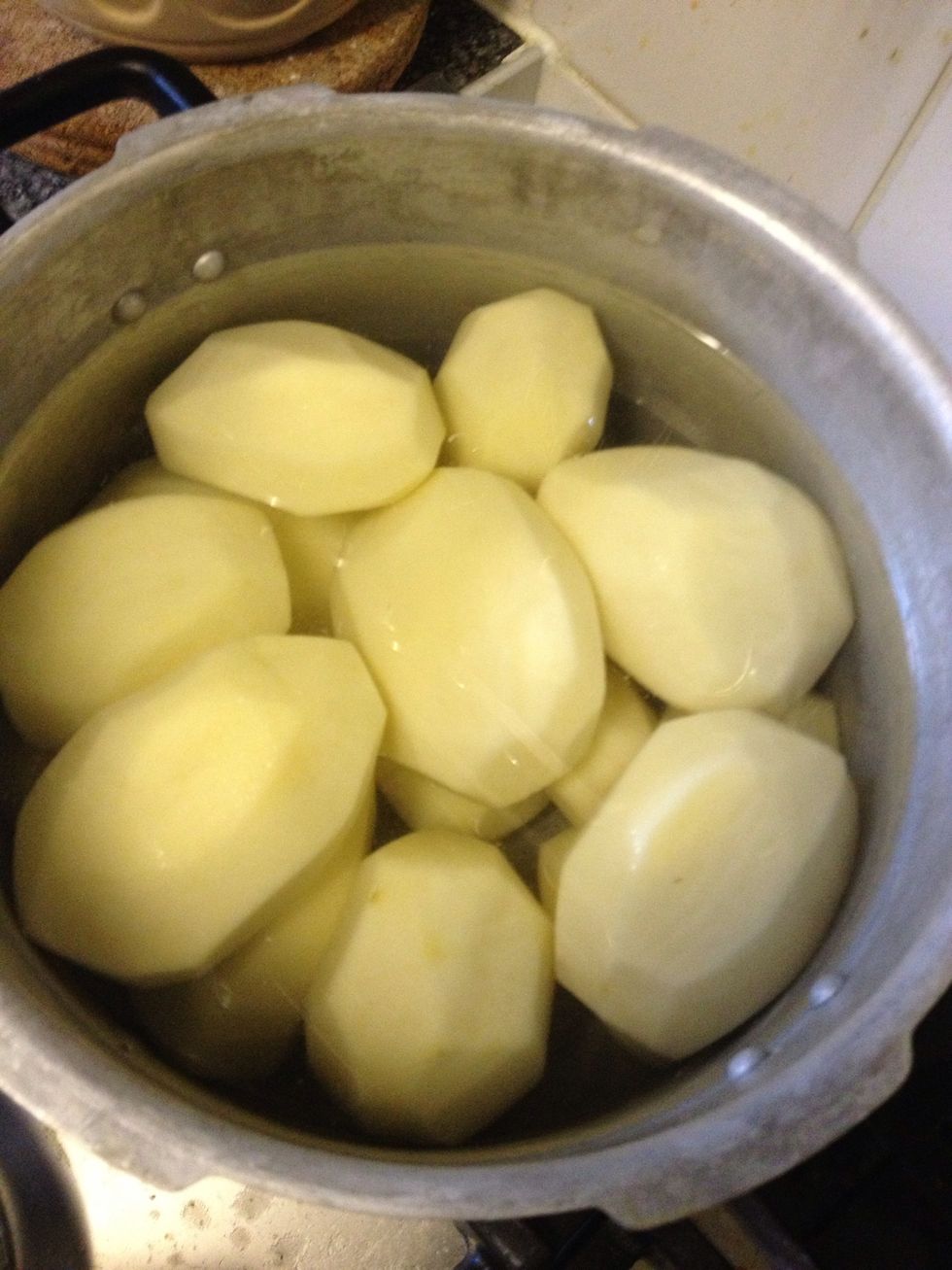 Peel the potatoes and boil them in salty water. I used about 1,5kg, but it depends on how many people you feed.