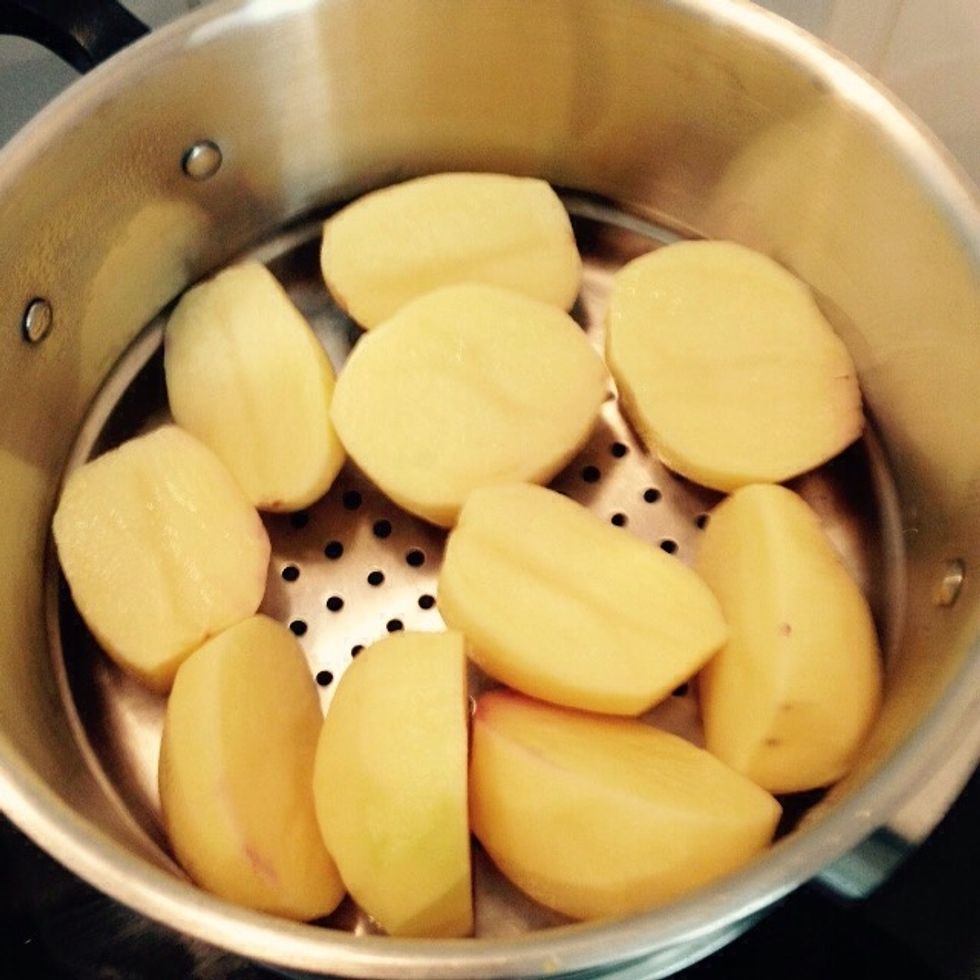 Peel the potatoes and cut them in halves and place them in the bottom tier, steam both potatoes and cabbage until tender, about 30min. Let cool down.