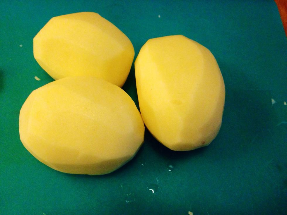 Peel the potatoes and dice them.