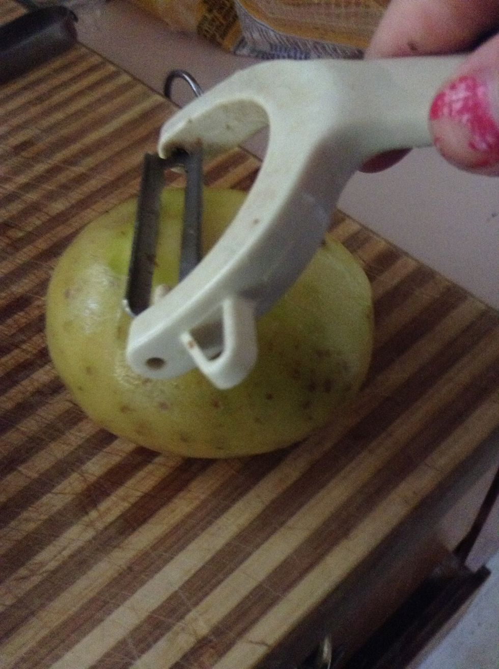Peel the potatoes using small slices with a peeler.