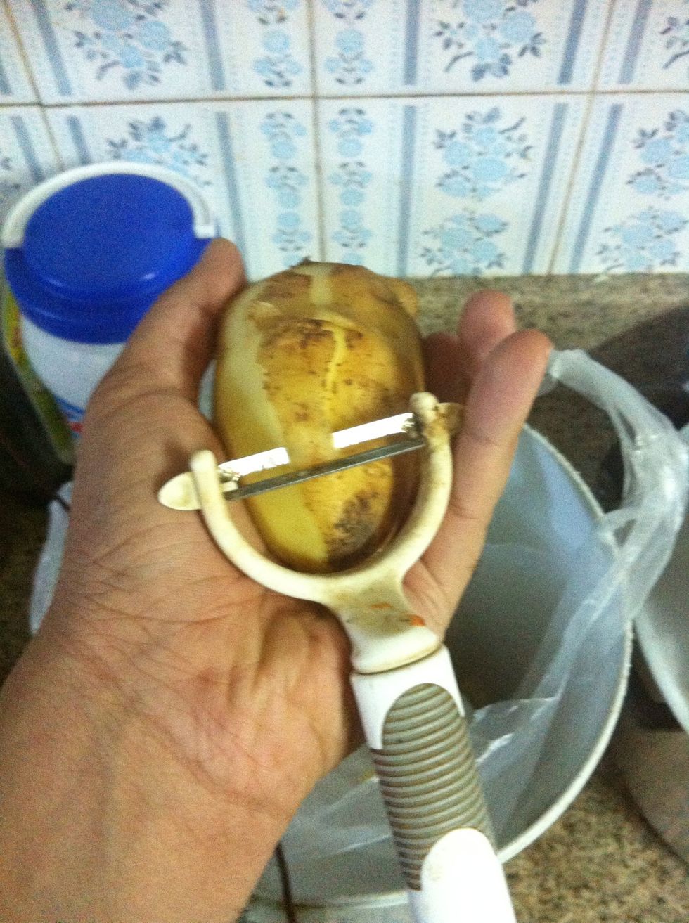 Peel the potatoes while the water boils.