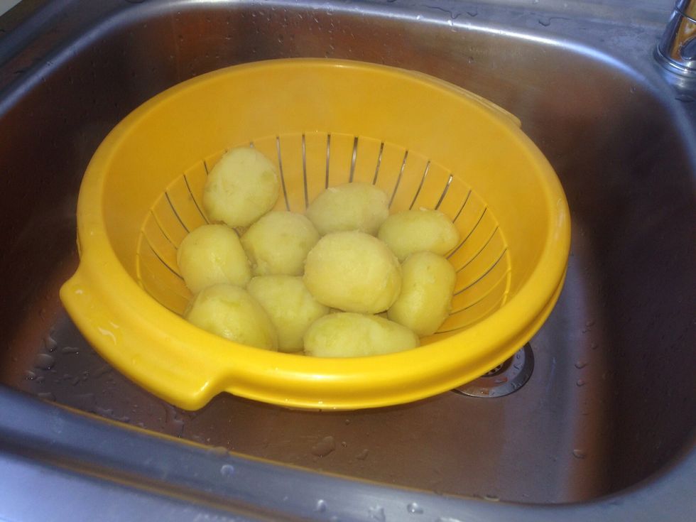 peel the potatos they must bee warm.