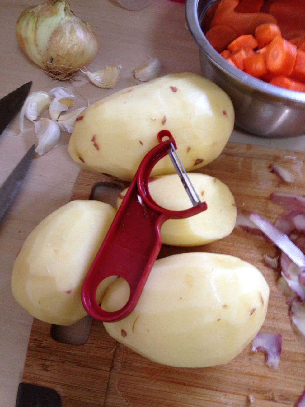 Peel the potatos