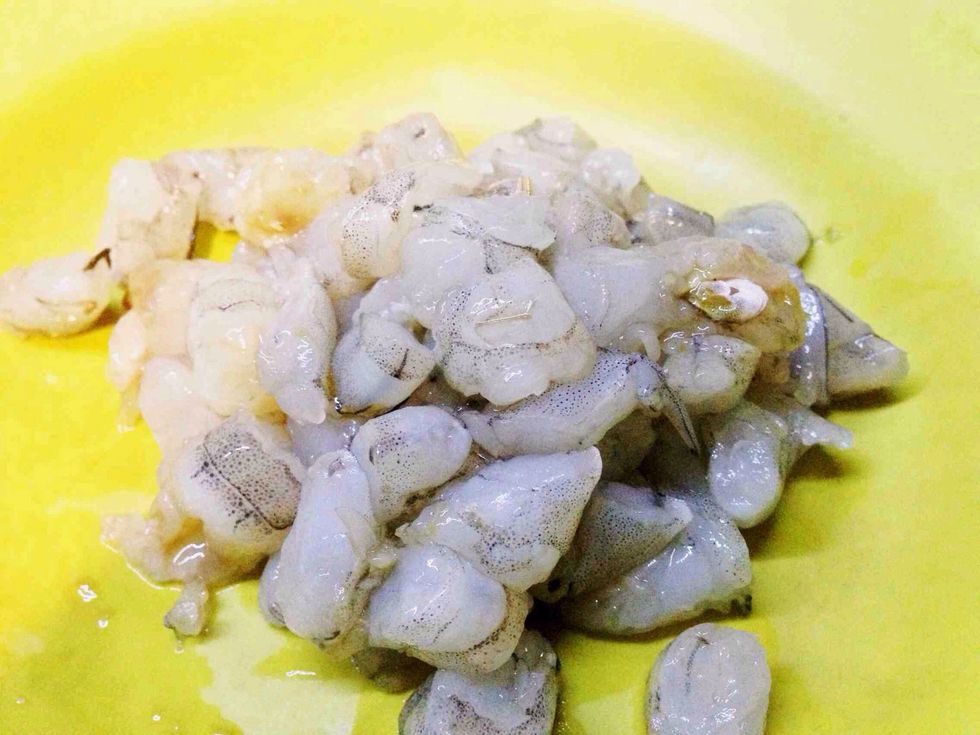 Peel the prawns and cut it into smaller pieces.