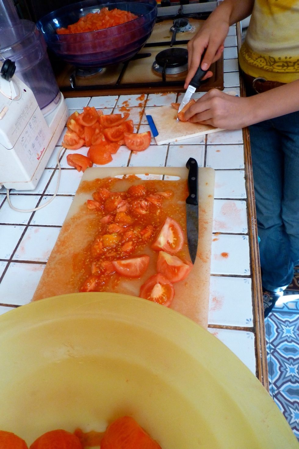 Peel the tomatoes, remove the seeds and cut into cubes: it's long, but if you put it to many, it is faster ;-)