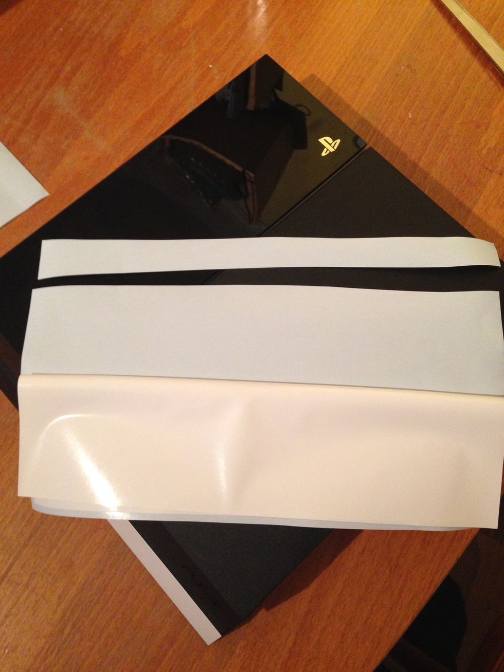 Peel the vinyl away from the backing paper and trim approx 2cm from the backing paper. Stick the vinyl back onto the backing paper. This should leave some of the vinyl exposed