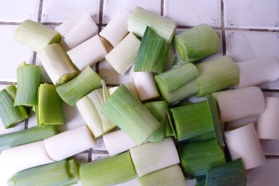 Peel, wash and cut the green end of the leek. Cut them into pieces, cook 25 minutes to steam and drain.