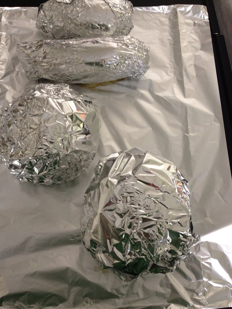 Peel z squash, wrap with a parchment paper then in foil. (Aluminum doesn't touch z squash). Wrap z sweet potatoes in foil without peeling. Put all on a tray... in z oven. Turn it on 180 C (1 hr-1:30)